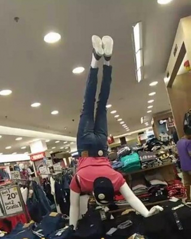 Pose Manekin yang nyeleneh dan bikin ngakak